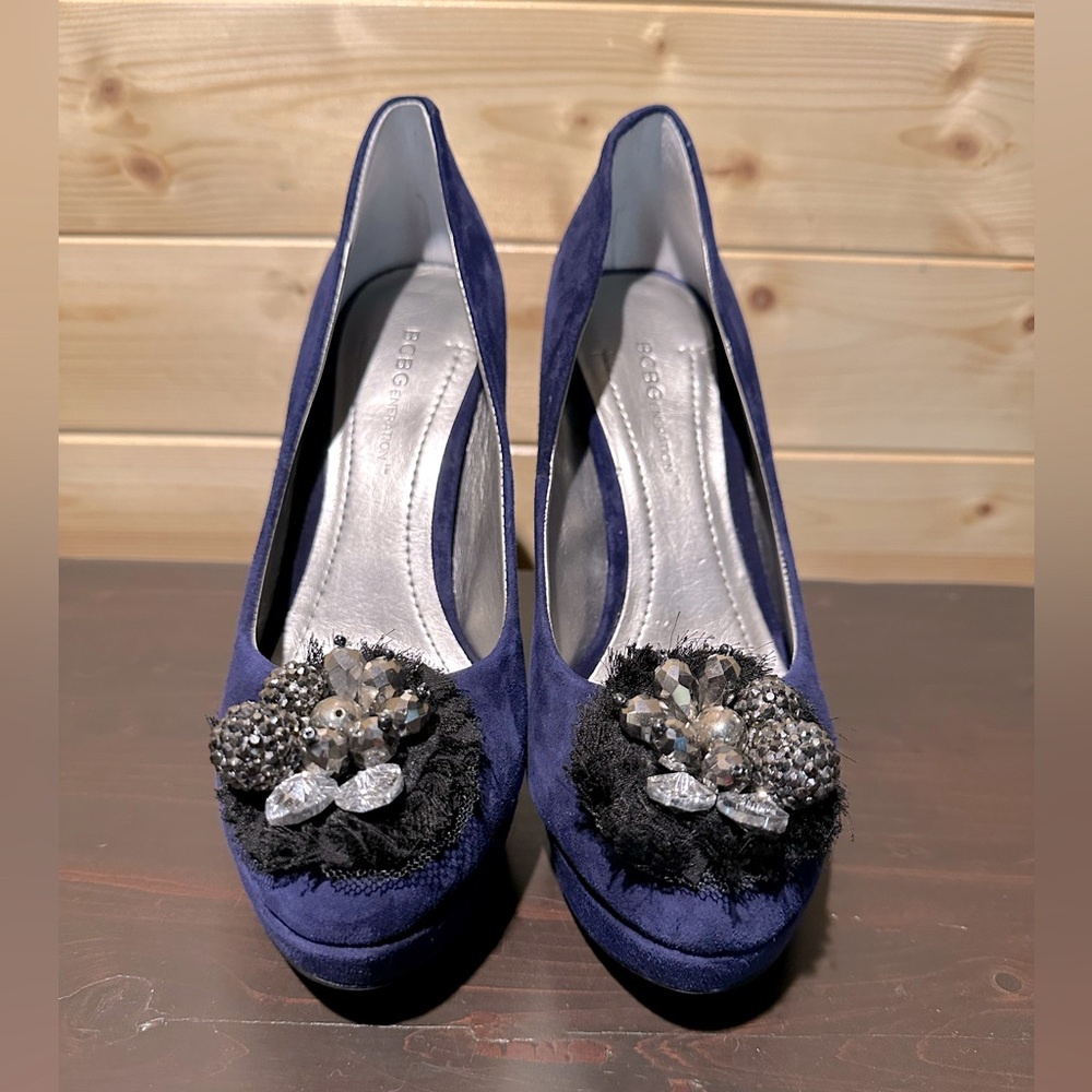 BNWOT navy blue suede BCBGeneration platform pumps size 6.5